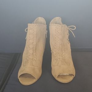 Lady's boot shoes  (never worn)